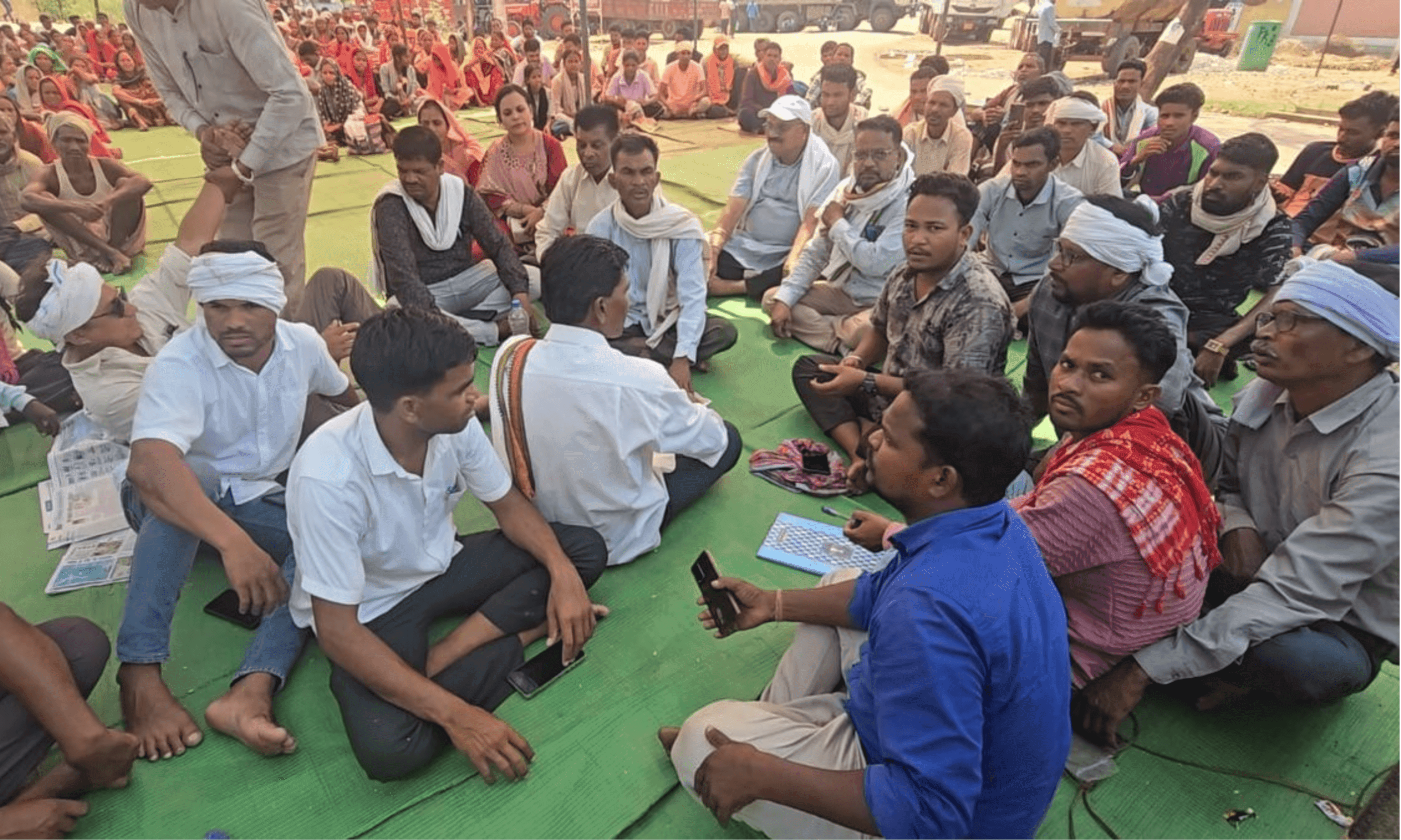 कोयलीबेड़ा जन-आंदोलन: मांगों की अनदेखी पर भड़के ग्रामीण, अंतागढ़ में अनिश्चितकालीन चक्काजाम; थमे वाहनों के पहिये