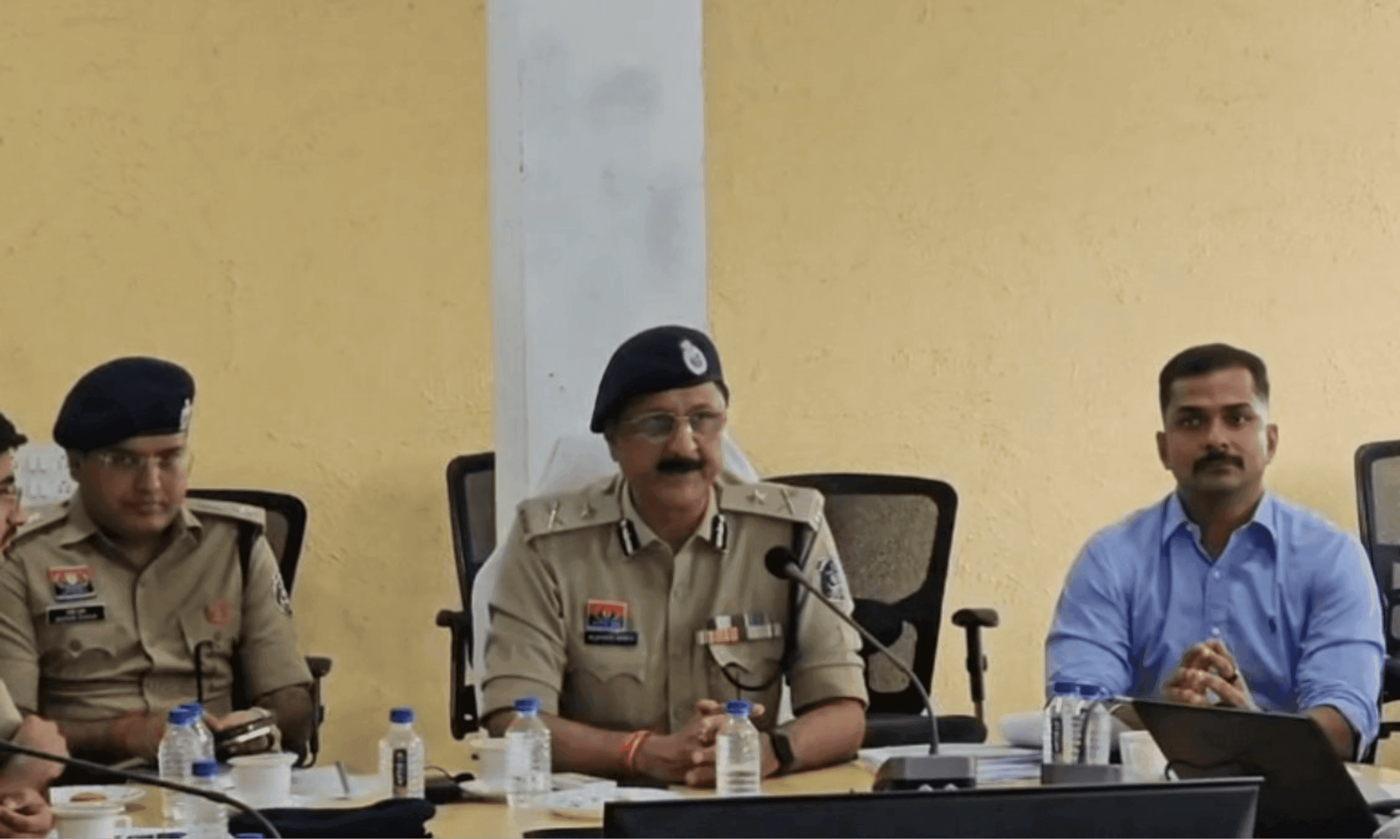 रायपुर में कमिश्नरेट प्रणाली के 5 महीने पूरे: कमिश्नर संजीव शुक्ला ने ली हाईप्रोफाइल बैठक; चाकूबाजी और नशे के कारोबार पर सख्त एक्शन के निर्देश
