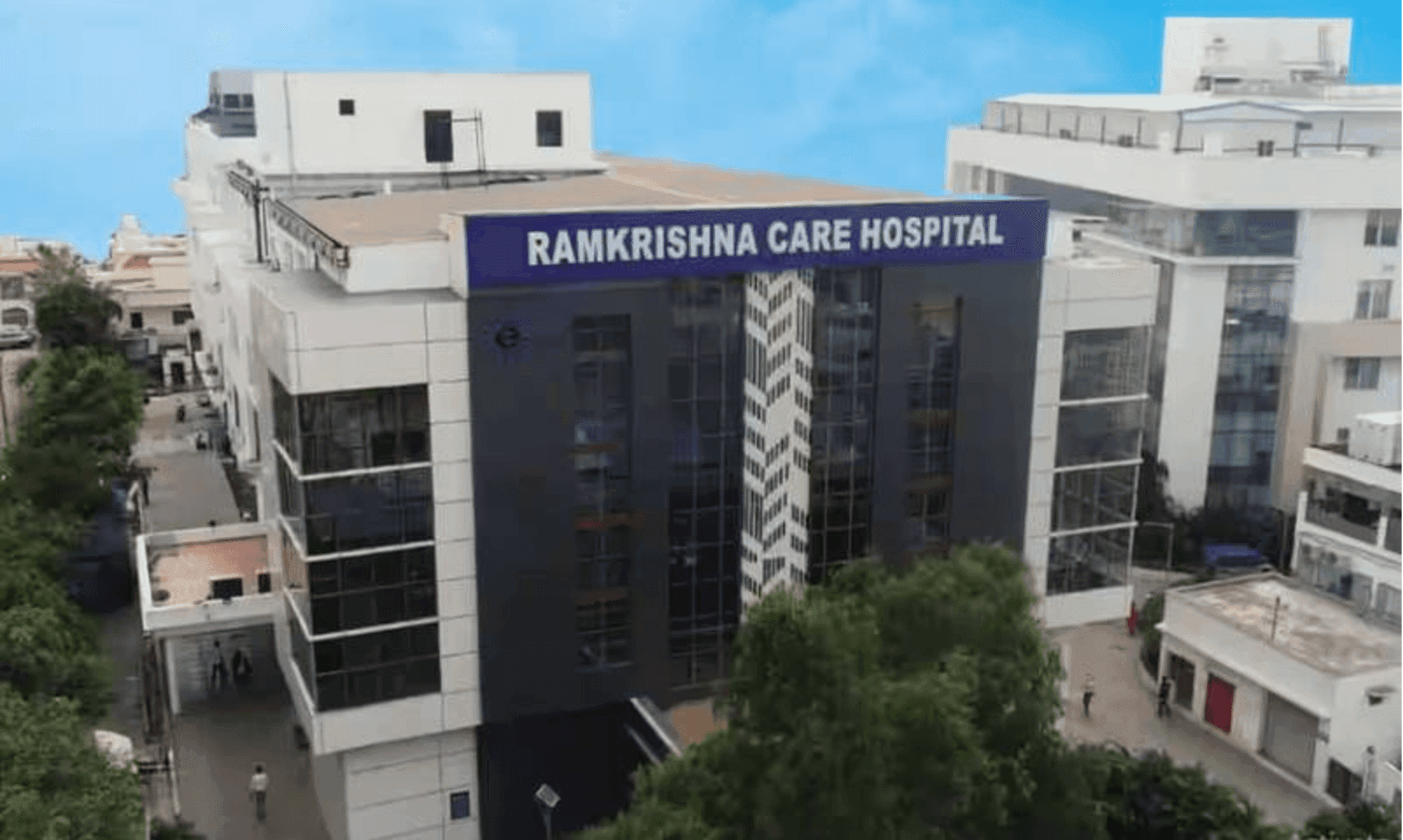 रायपुर: रामकृष्ण केयर अस्पताल हादसा, प्रबंधन की बढ़ी मुश्किलें; पुलिस ने जोड़ी एट्रोसिटी की धाराएं