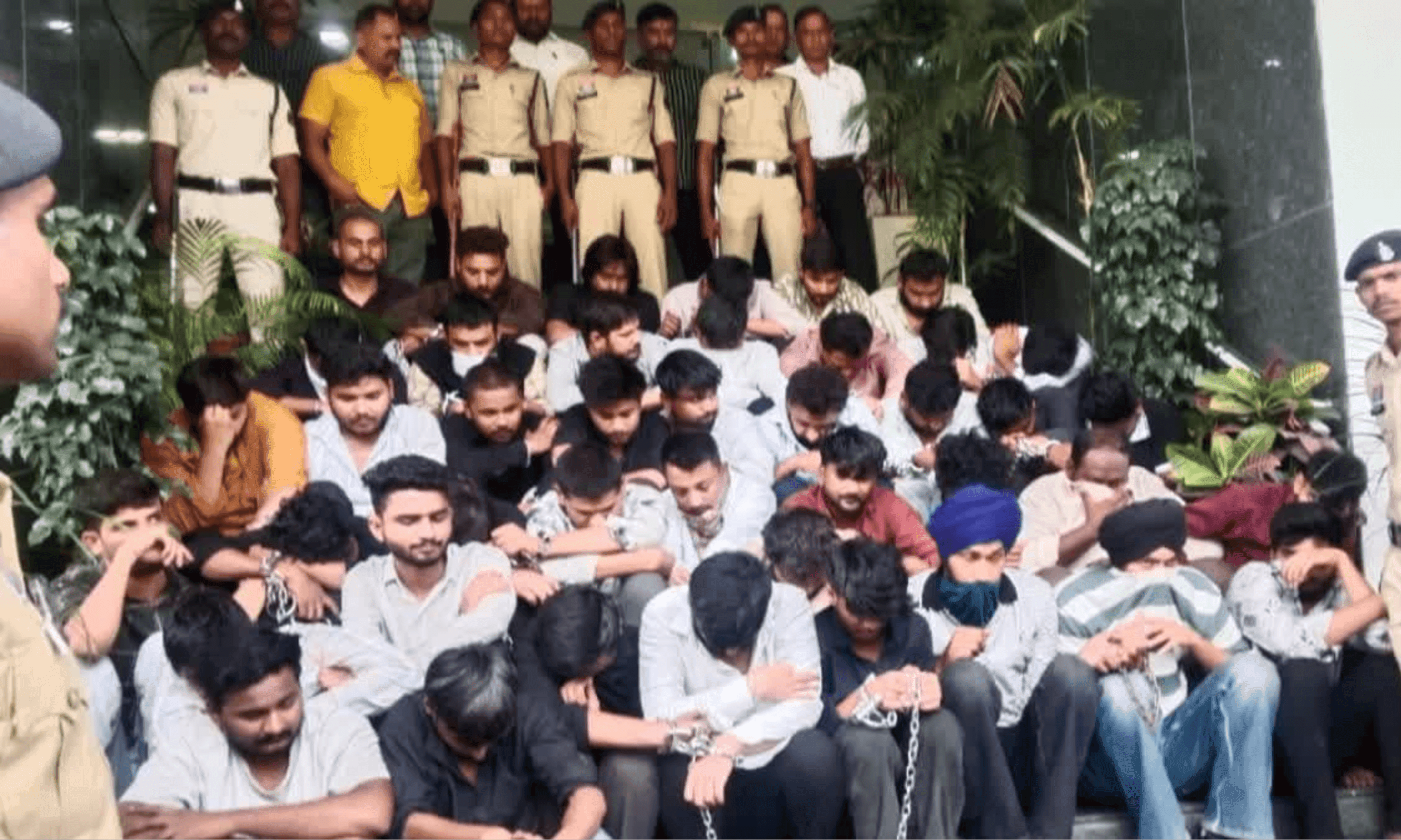 रायपुर से संचालित 'इंटरनेशनल ठगी' का पर्दाफाश: 3 फर्जी कॉल सेंटर पर छापा, 42 गिरफ्तार