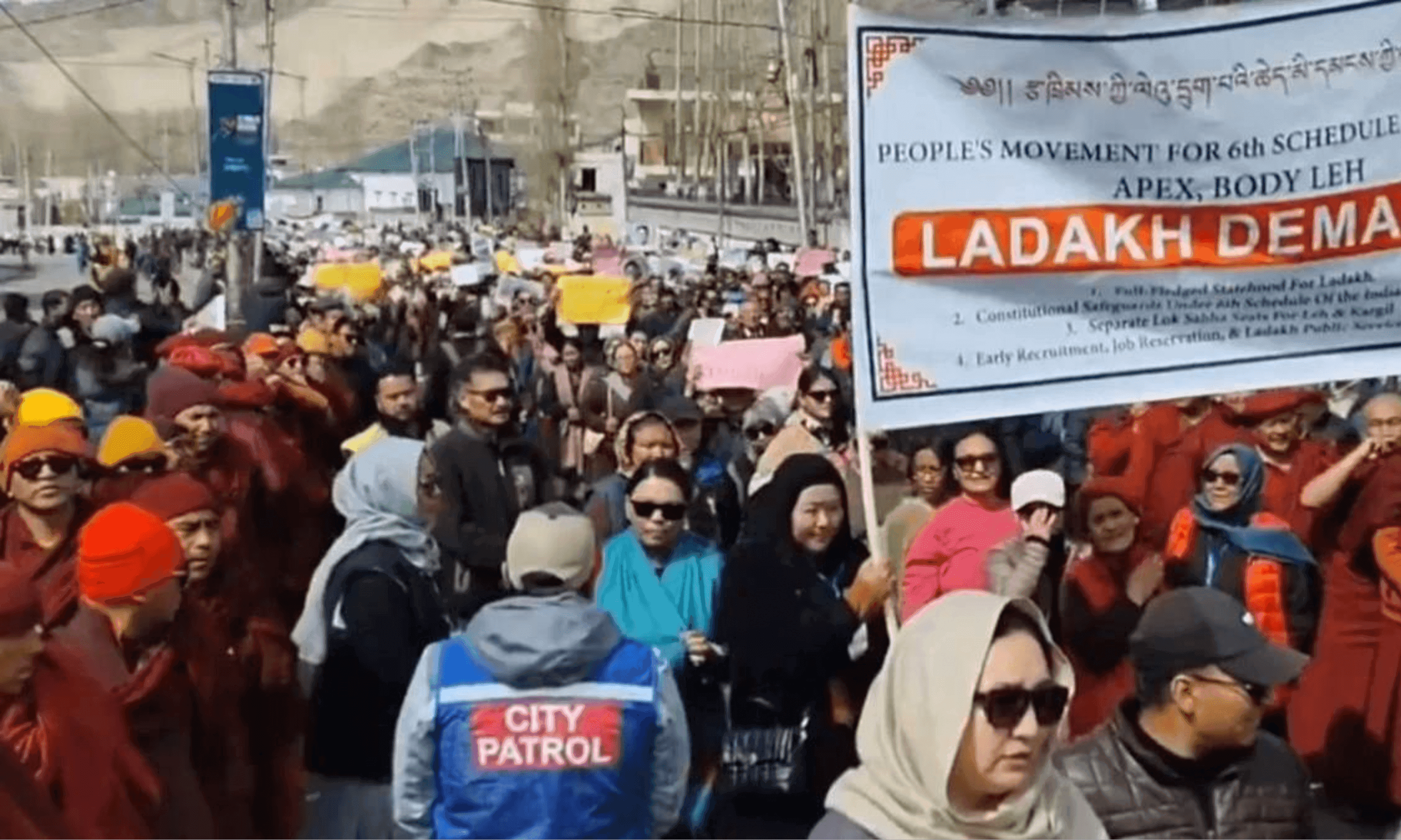 लद्दाख की हुंकार: सोनम वांगचुक की रिहाई के बाद भी थमा नहीं आंदोलन, पूर्ण राज्य के दर्जे के लिए विशाल प्रदर्शन