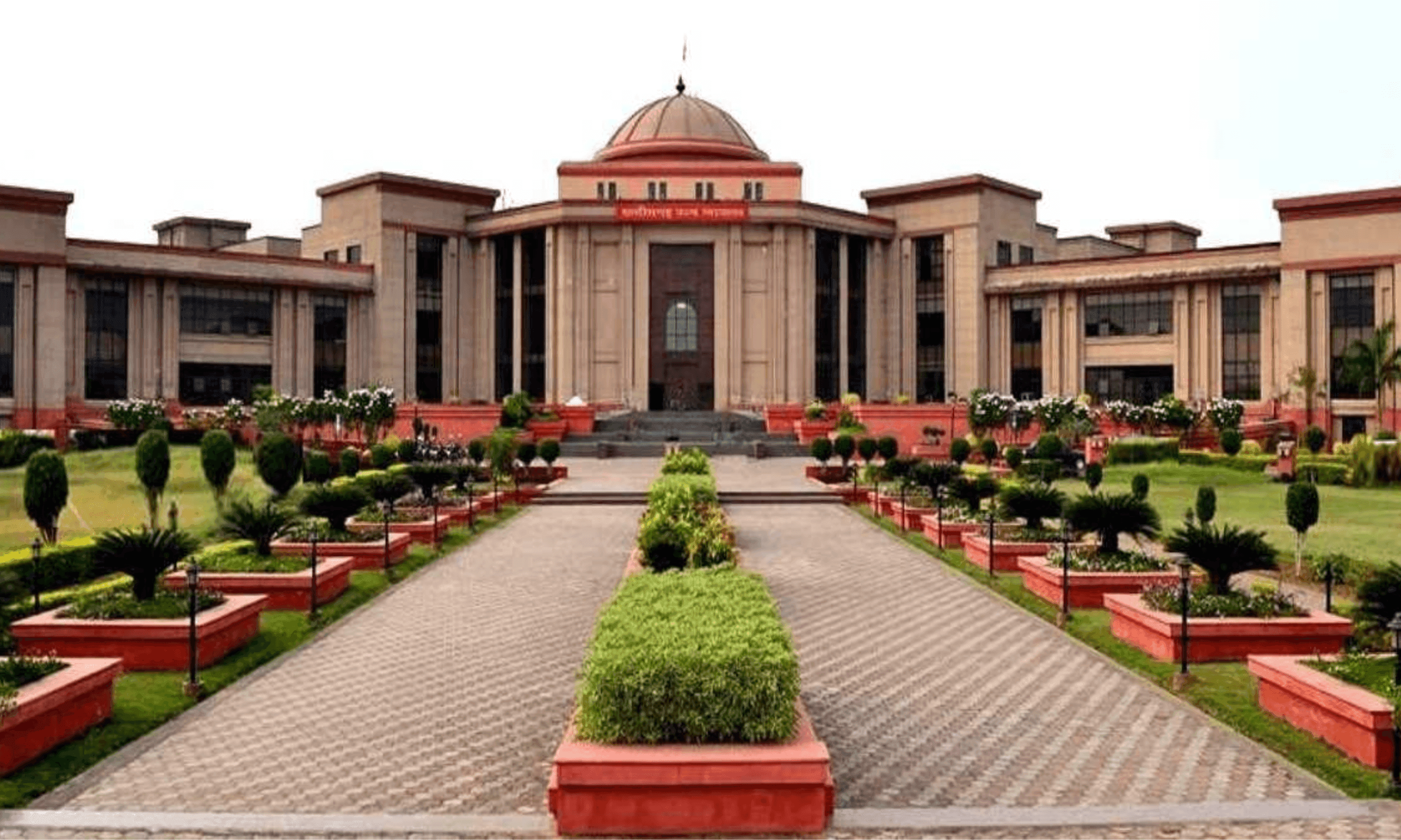 छत्तीसगढ़ हाईकोर्ट का बड़ा फैसला: डीपी विप्र कॉलेज की असिस्टेंट प्रोफेसर सोनल तिवारी की बर्खास्तगी रद्द, 'फुल बैक वेज' के साथ बहाली का आदेश