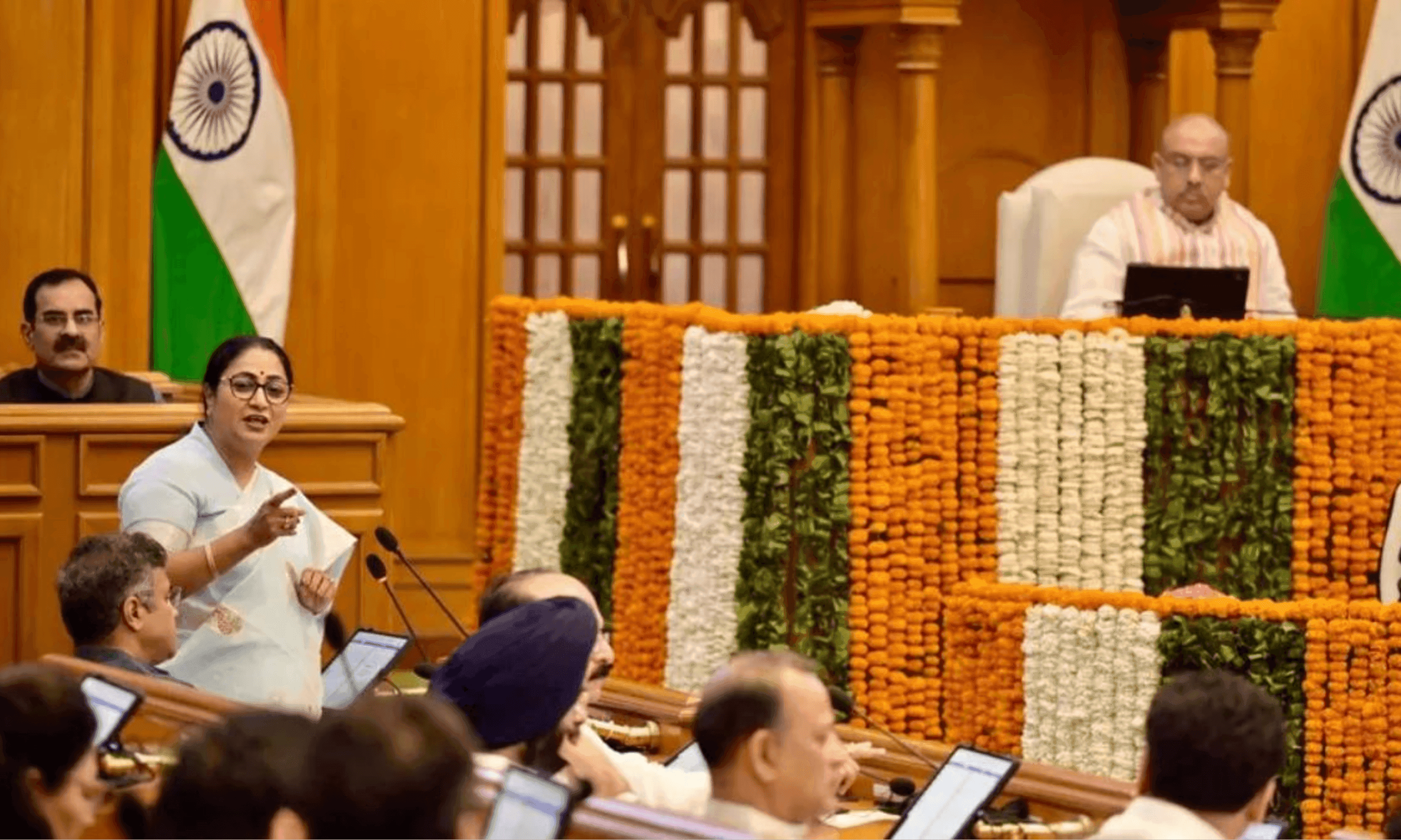 दिल्ली बजट 2026: सीएम रेखा गुप्ता का 'पिटारा' खुला; 1.03 लाख करोड़ के बजट में छात्राओं को साइकिल और 10वीं के बच्चों को लैपटॉप का ऐलान