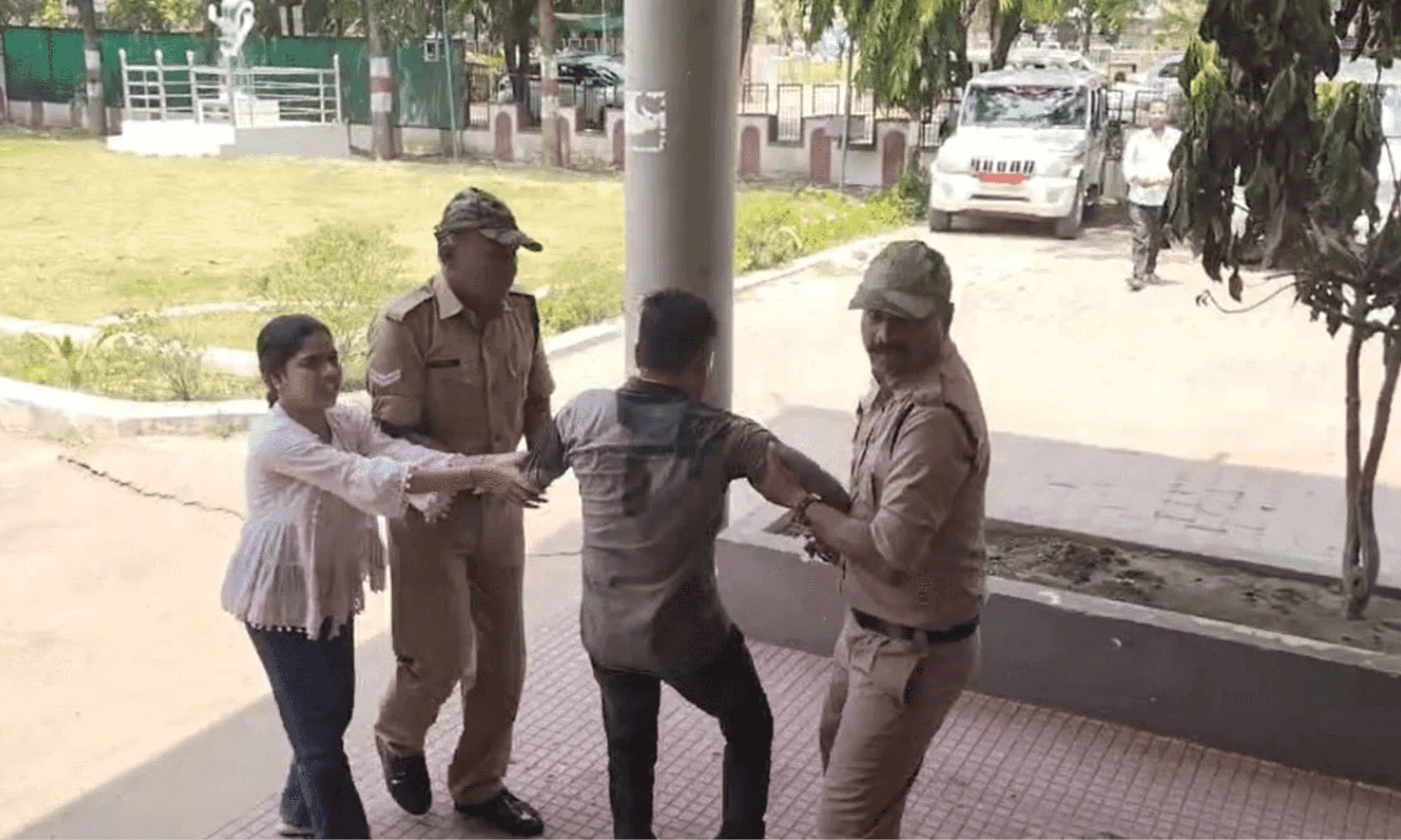 धमतरी कलेक्ट्रेट में हड़कंप: जनदर्शन में परिवार संग पहुंचे युवक ने किया आत्मदाह का प्रयास, भाजपा पार्षद पर गंभीर आरोप