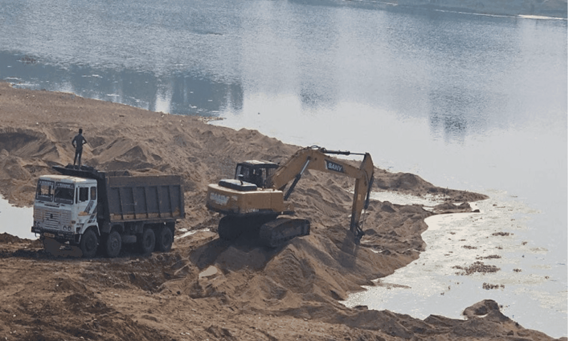 कांकेर में रेत माफिया बेखौफ: चैन माउंटेन मशीनों से महानदी का अस्तित्व खतरे में, खनिज विभाग की चुप्पी पर सवाल