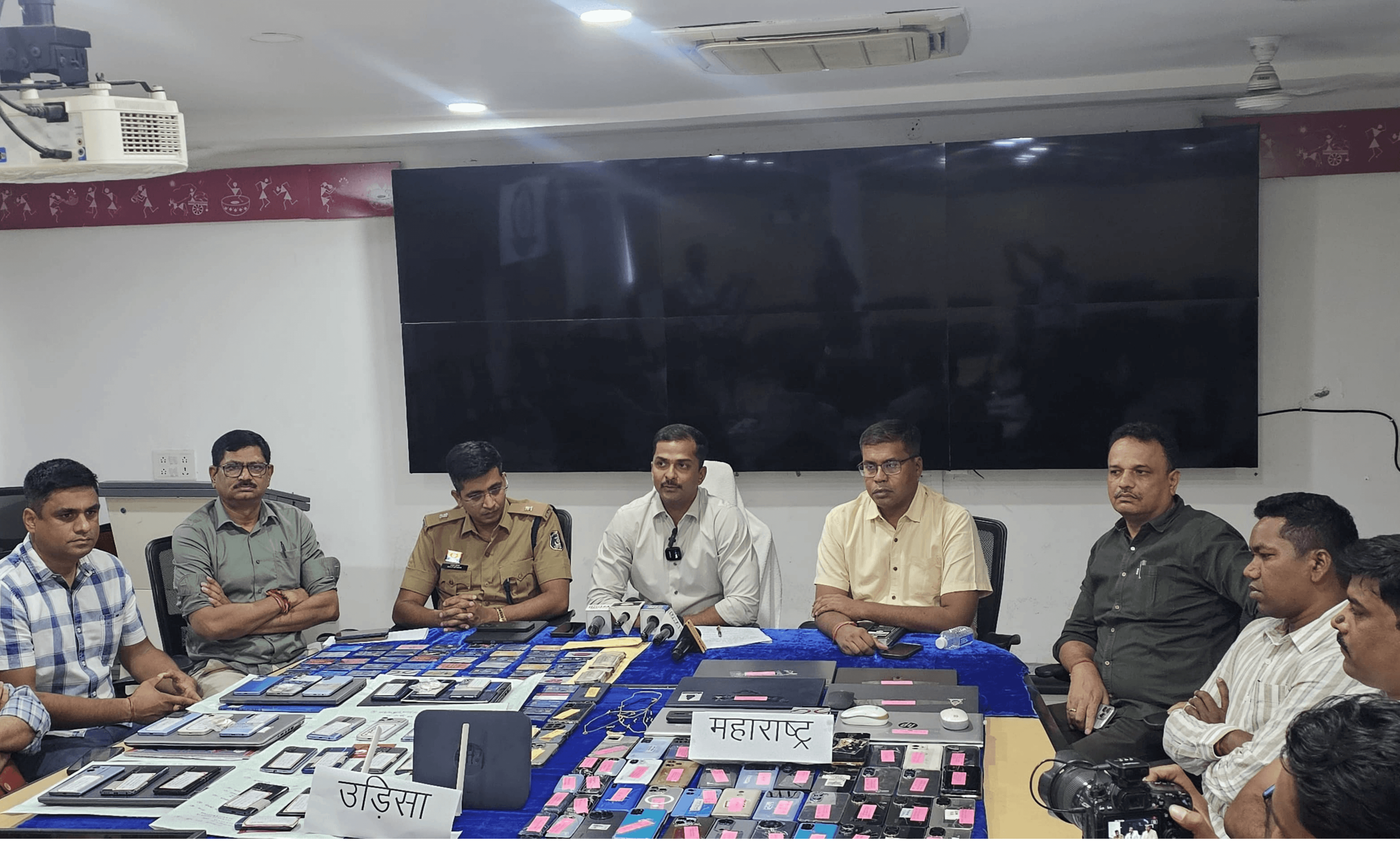 सट्टा कार्यवाही : सट्टेबाजों पर पुलिस की दबिश, 20 आरोपी गिरफ्तार, 3 पैनल ध्वस्त 