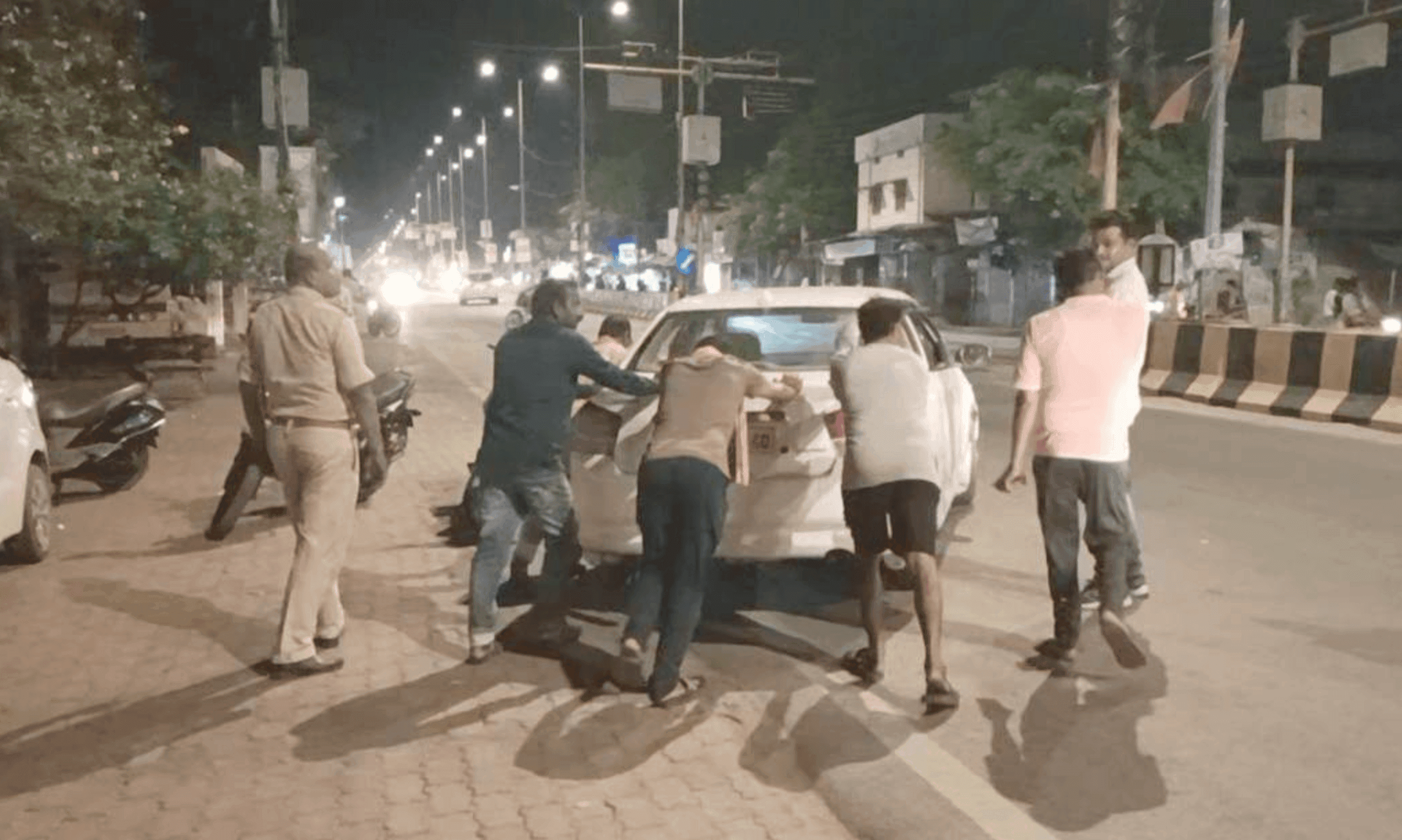 महासमुंद: तीन थानों की सुरक्षा को चकमा देकर पहुंचा गांजा, तहसील कार्यालय के सामने कार खराब होने पर दबोचे गए दो तस्कर