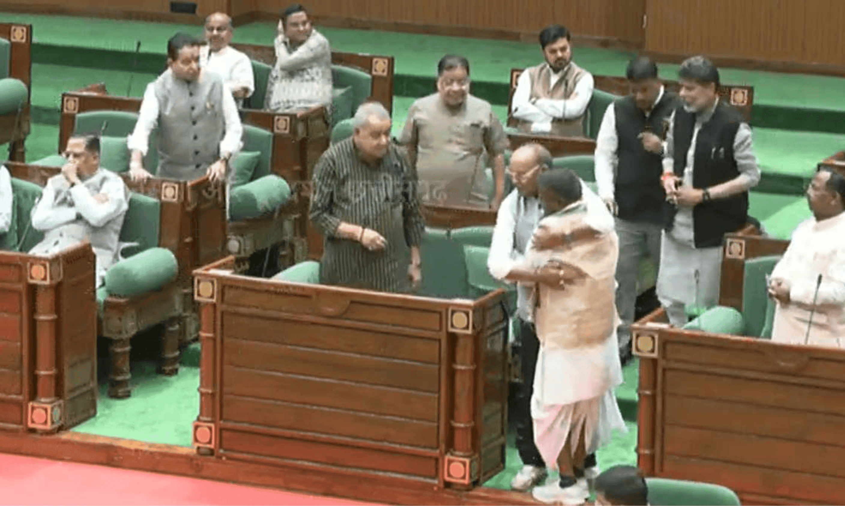 एक साल बाद विधानसभा पहुंचे कवासी लखमा, सदन में भाजपा विधायकों ने गले लगाकर किया स्वागत