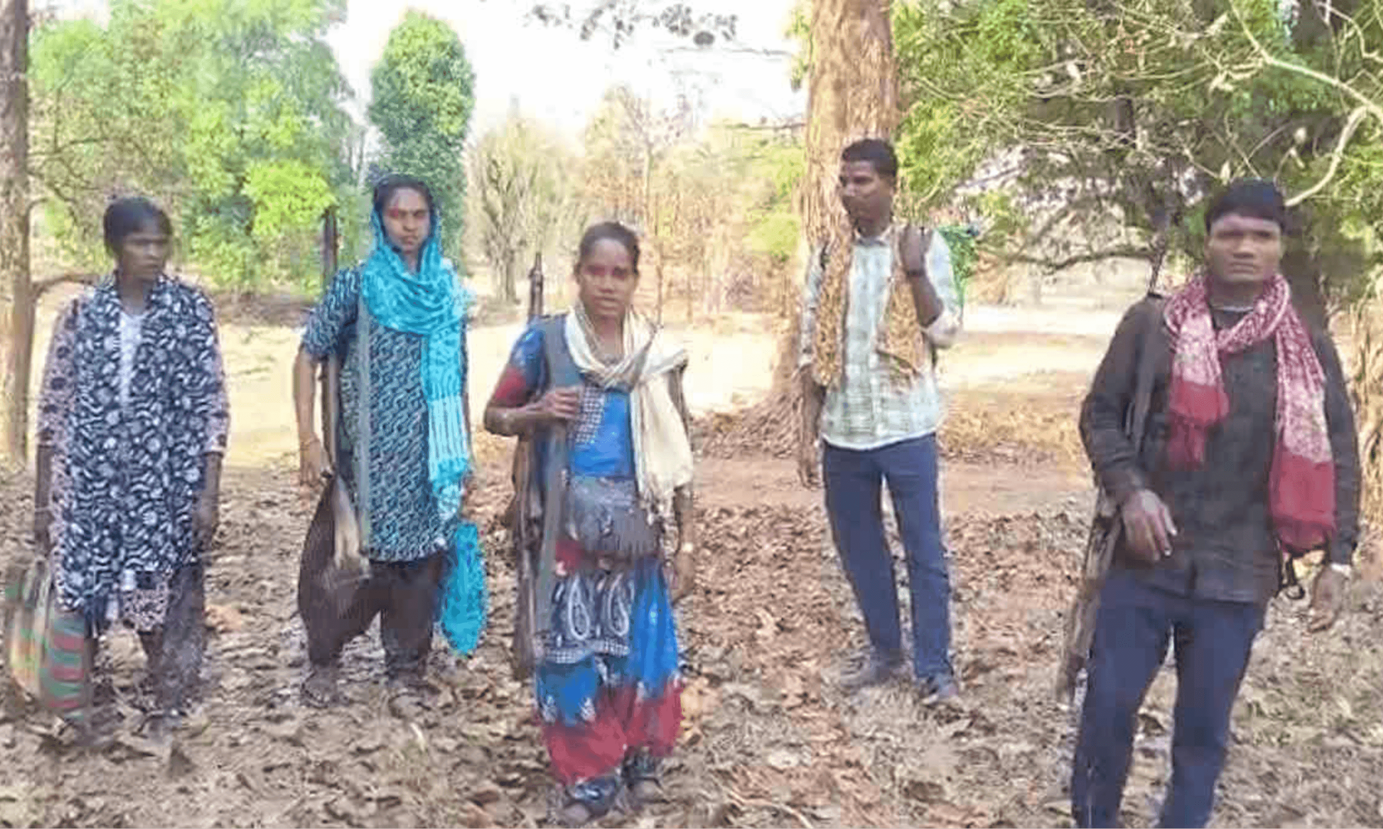 बंदूक छोड़ थामेंगे विकास का हाथ: उइकाटोला के जंगलों से आए 5 बड़े नक्सलियों का आत्मसमर्पण