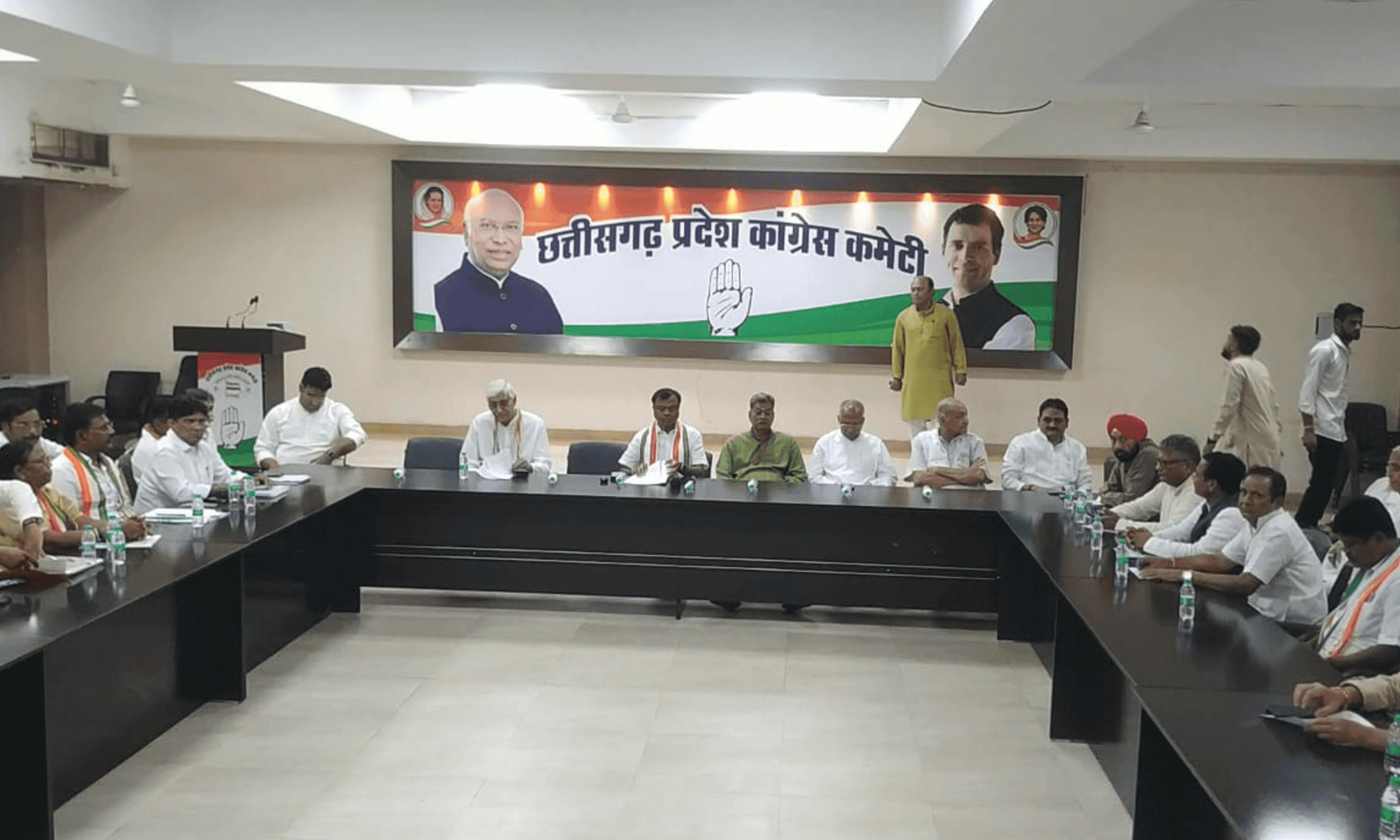 कांग्रेस की बड़ी बैठक खत्म : 15 अप्रैल तक बूथ-पंचायत कमेटियों के गठन का लक्ष्य, संगठन विस्तार और सोशल मीडिया रणनीति पर जोर