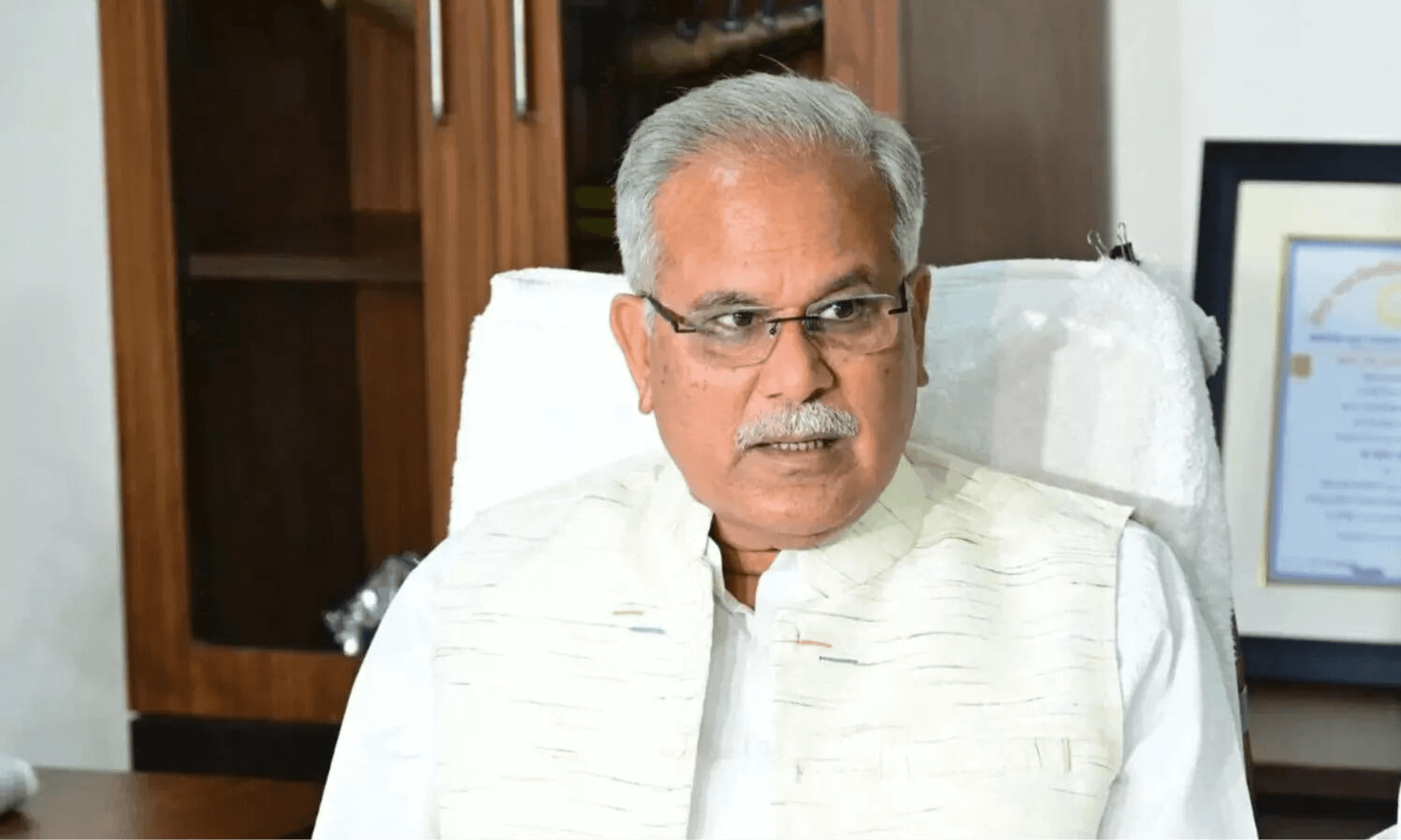 रायपुर ब्रेकिंग: धरमलाल कौशिक से मोबाइल लूट पर भूपेश बघेल ने साधा सरकार पर निशाना
